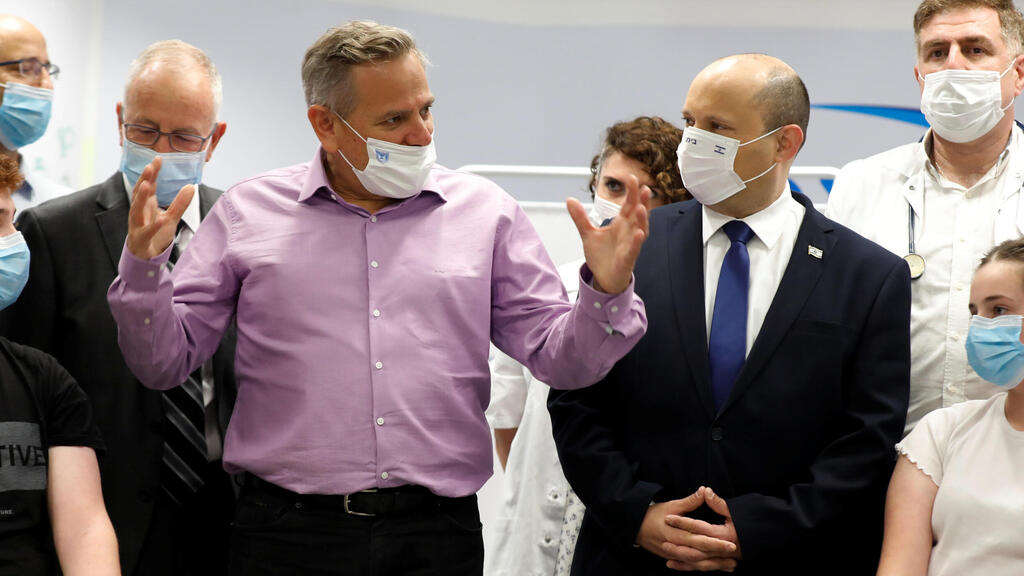 ניצן הורוביץ וראש הממשלה נפתלי בנט במתחם חיסונים בחולון