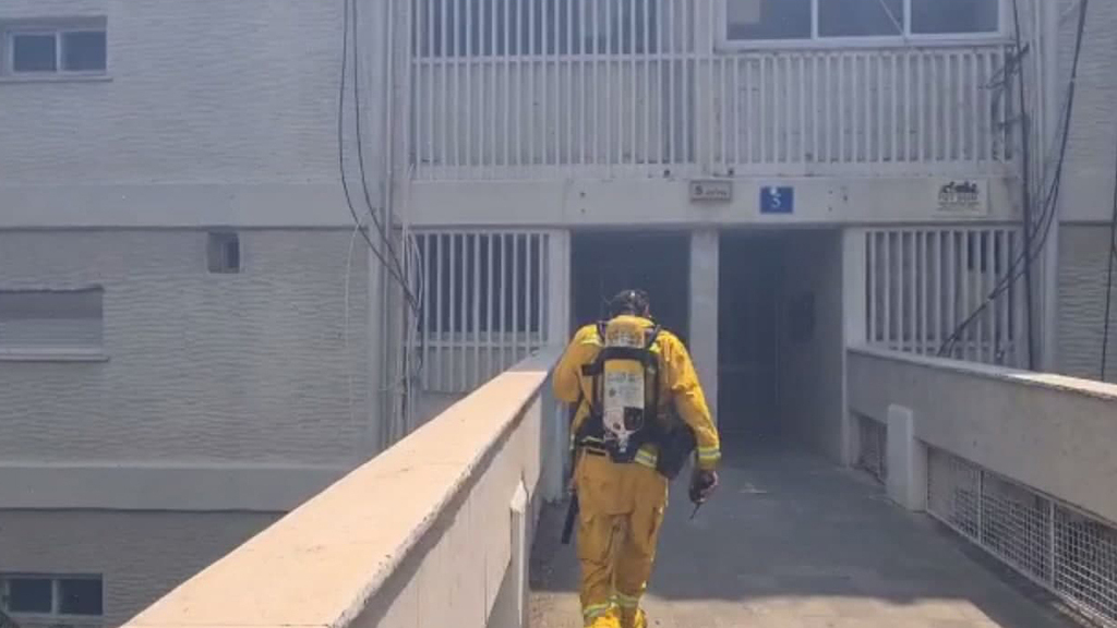 A firefighter walking inside one of the evacuated buildings in Haifa (Photo: National Fire and Rescue Authority) שריפה מתפשטת ברחוב גדליה בחיפה