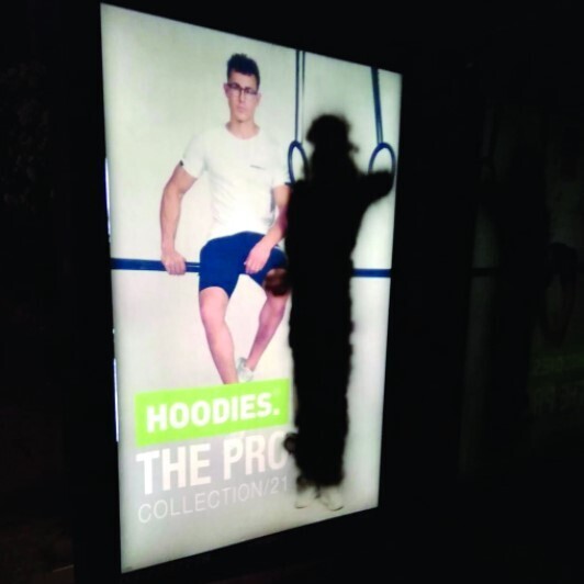 Изувеченный рекламный плакат на автобусной остановке в Нетании