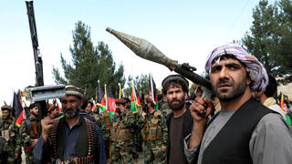 חמושים תומכי כוחות הביטחון האפגניים נערכים להילחם בטליבאן
