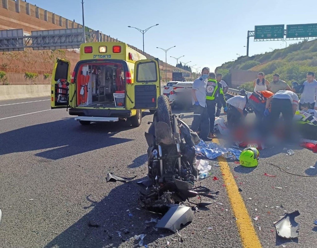 The aftermath of a deadly collision between a car and a motorcycle Saturday on Highway 471 (Photo: Magen David Adom) תאונה בכביש 471