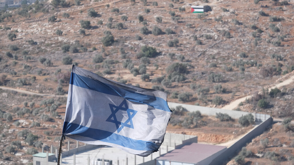The Israeli flag hoisted in the West Bank (Photo: Yoav Dudkevitch) אביתר