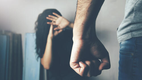 Насилие (Иллюстрация: shutterstock) мужчина насилие женщина