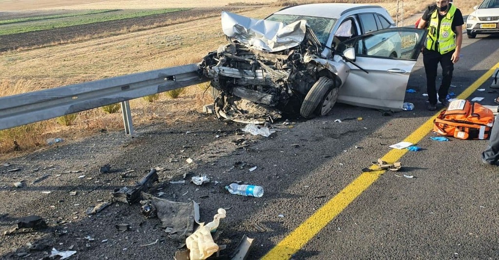 The aftermath of a road accident in northern Israel Saturday, where a one-and-a-half-year-old baby was killed (Photo: United Hatzalah) תאונת הדרכים בעמק יזרעאל