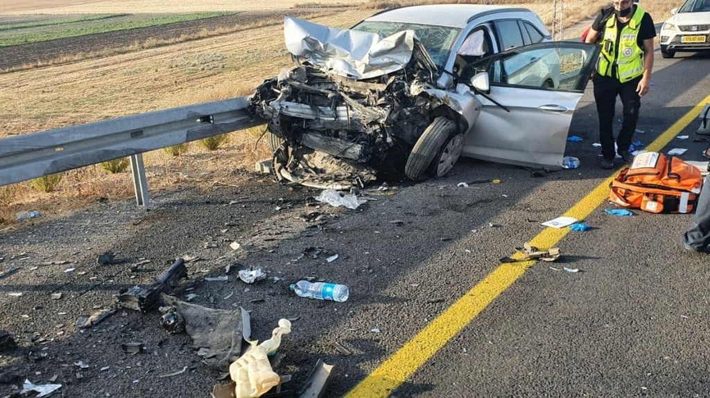 Одна из машин-участниц ДТП (Фото: служба спасения) תאונת הדרכים בעמק יזרעאל