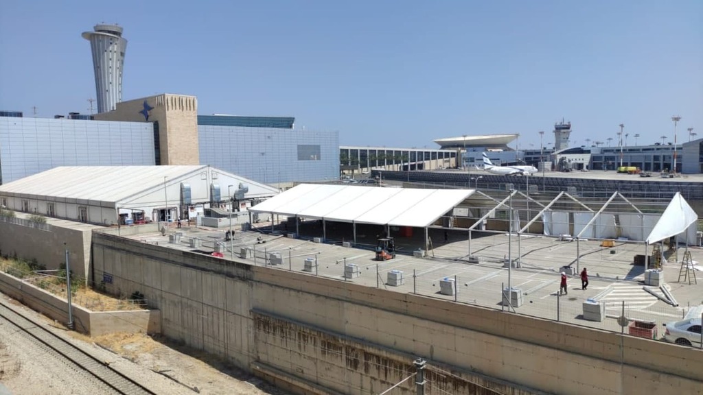 עבודות הקמת אוהל בדיקות קורונה בנתב"ג