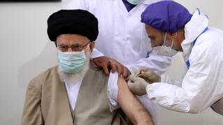 עלי חמינאי המנהיג העליון של איראן מתחסן לקורונה