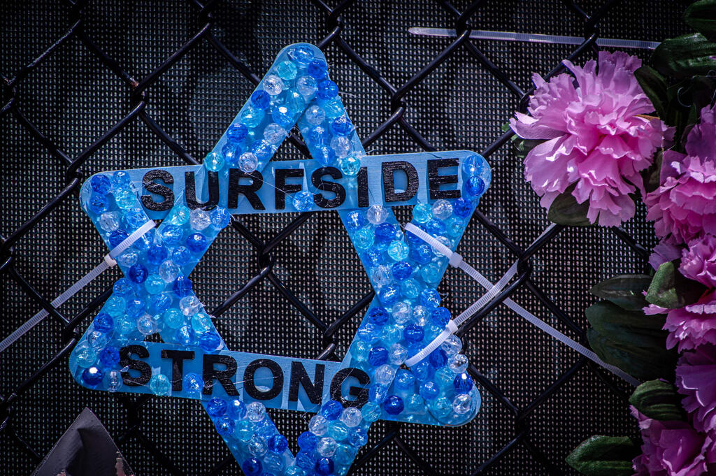 A Magen David with the words "Surfside Strong, at a memorial site near the collapsed building outside Miami 