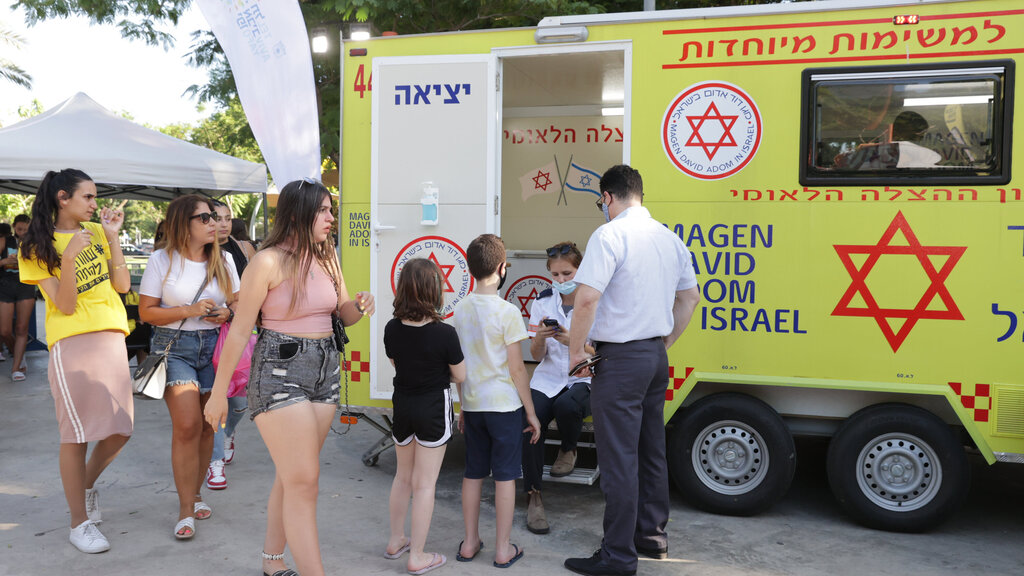 Children line up to get their coronavirus vaccines in Tel Aviv earlier this year (Photo: Uriel Cohen) מתחמי חיסון הפופ-אפ