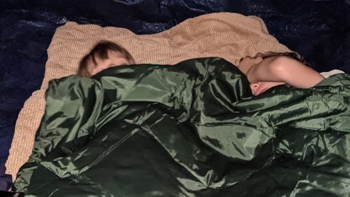 הילדים ישנים באוהל