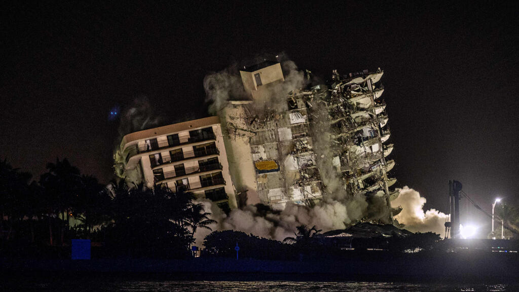 הריסת הבניין שקרס ב סרפסייד ליד מיאמי