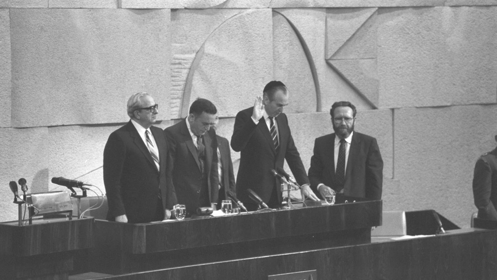 История: Хаим Герцог, отец 11-го президента, приносит присягу в кнессете. 1983 год (Фото: ЛААМ) ספר התורה שעליו ישבע הנשיא הרצוג
