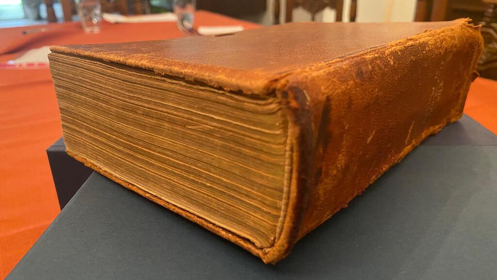 Книга ТАНАХа, на которой принес присягу Ицхак Герцог ספר התורה שעליו ישבע הנשיא הרצוג