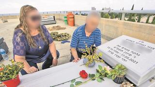 הוריו של הקצין איקס ליד קבר בנם