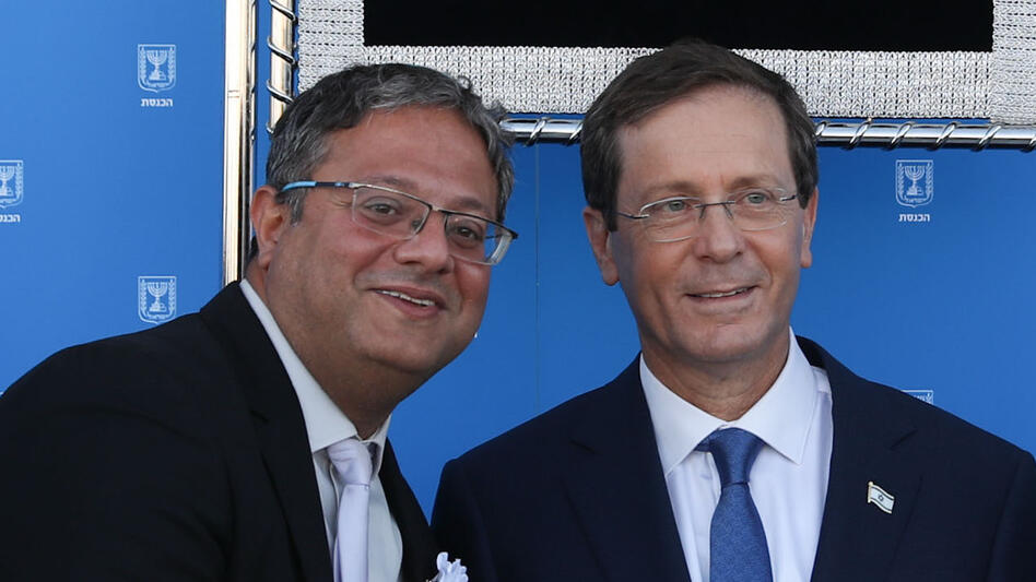 מצטלמים עם נשיא המדינה הנכנס יצחק הרצוג ורעייתו מיכל