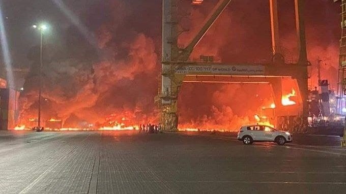 מכלית נפט שעגנה בנמל ג'בל עלי בדובאי התפוצצה ועולה באש