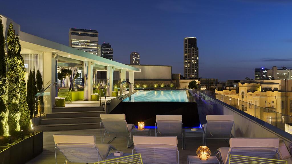 גם בלילה יפה כאן. הבריכה בפולי האוס