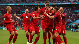 מיקל דמסגור חוגג עם החברים