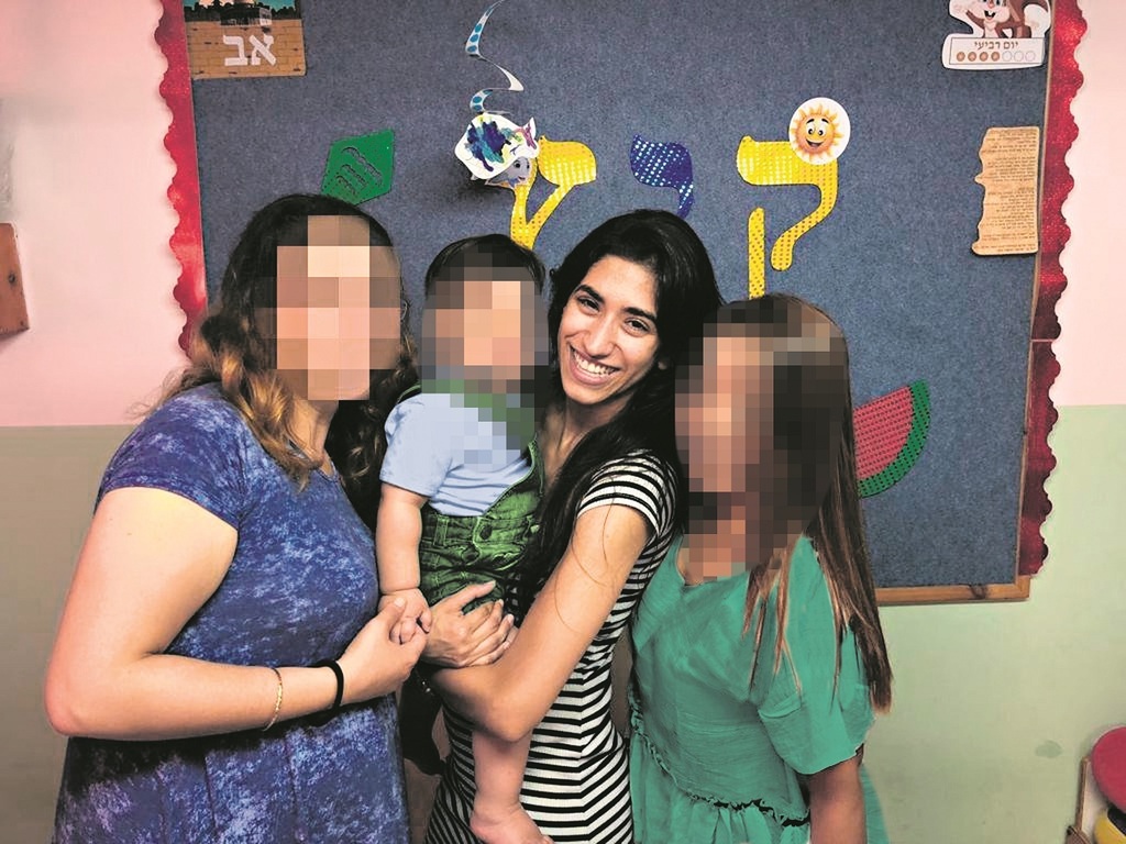 כרמל מעודה עם הילדים בגן