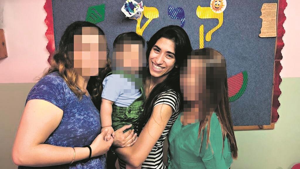 כרמל מעודה עם הילדים בגן