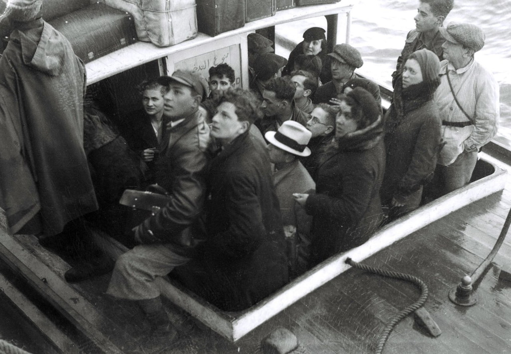 קבוצת בני נוער של "עליית הנוער", מגיעה לנמל חיפה, 1934