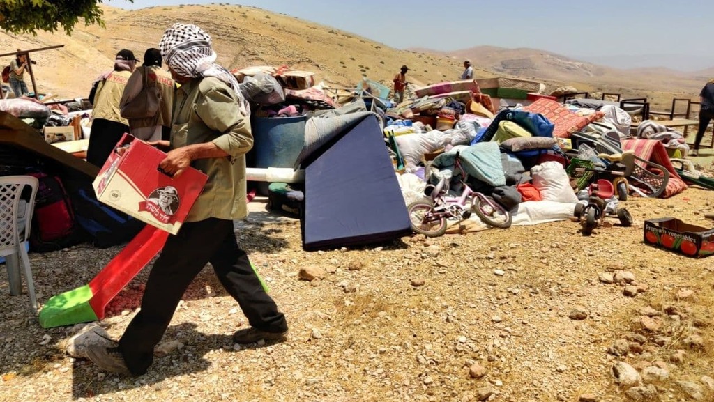 צה"ל פינה מאחז בלתי חוקי של משפחות פלסטיניות ובצעד חריג העביר את חפציהם למקום אחר