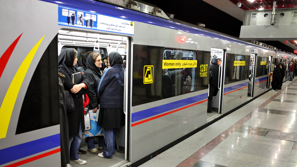 קורונות לנשים בלבד ברכבת באיראן