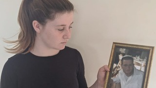 טוהר משלומי עם תמונתו של אביה עמי משולמי שנהרג במלחמת לבנון השנייה