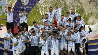 מסי ושחקני ארגנטינה עם הגביע