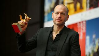 נדב לפיד זוכה ב'דוב הזהב' בפסטיבל הסרטים הבינלאומי בברלין