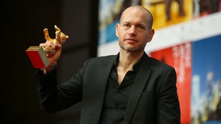נדב לפיד זוכה ב'דוב הזהב' בפסטיבל הסרטים הבינלאומי בברלין