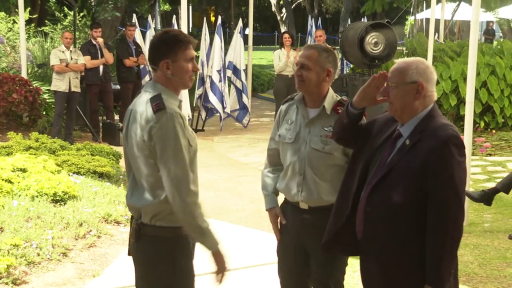 סרן אהוד הלר עם הרמטכ"ל כוכבי והנשיא לשעבר ריבלין