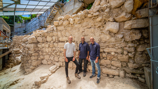 מנהלי החפירה: ד"ר ג'ו עוזיאל, אורטל כלף וד"ר פיליפ ווקוסבוביץ עומדים ליד קטע החומה שנחשף