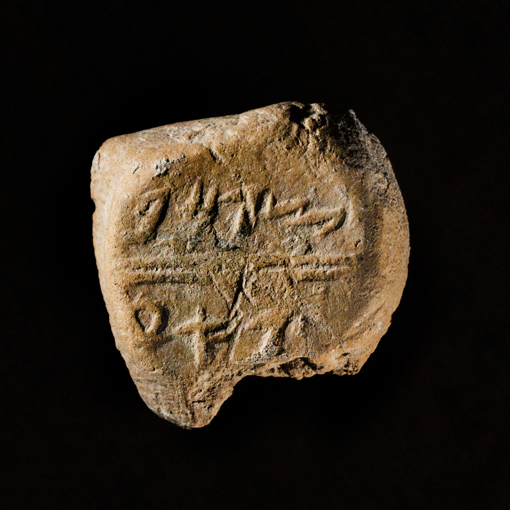 טביעת חותם נושאת את השם "צפן" בכתב עברי קדום
