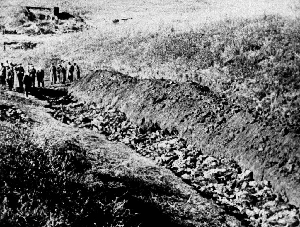 Массовое захоронение расстрелянных евреев в Бабьем Яру, обнаруженное советскими властями (Фото: AP) גילוי קבר האחים בבאבי יאר על ידי כוחות סובייטים בסוף המלחמה