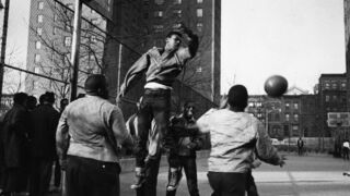 צעירים שחורים משחקים בהארלם ב-1965