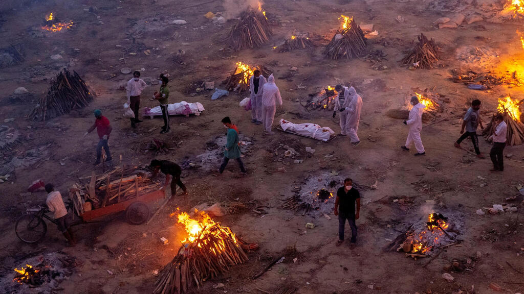 Burning bodies of coronavirus victims in India in July (Photo: Reuters) תמונה של צלם זוכה פוליצר דניש סידיקי נהרג ב אפגניסטן כאן שורפים גופות קורונה הודו 2021