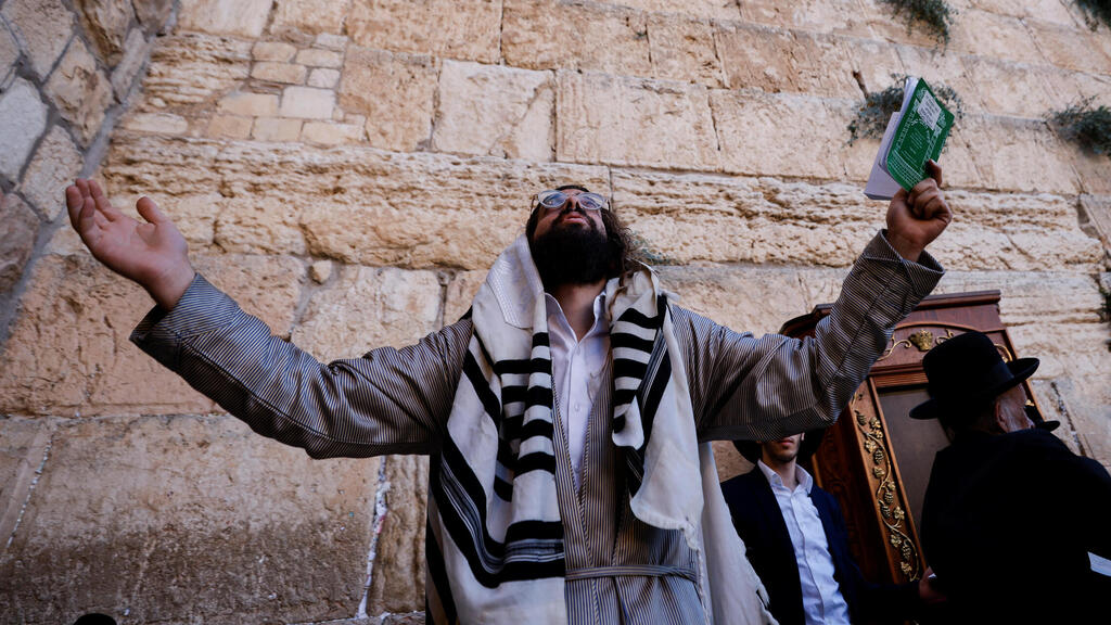 מתפללים יהודים הכותל המערבי  בתשעה באב