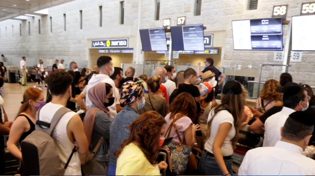 Long lines of people at Ben Gurion Airport (Photo: Avi Chai) עומסים בנתב"ג בצל העלייה בתחלואת הקורונה