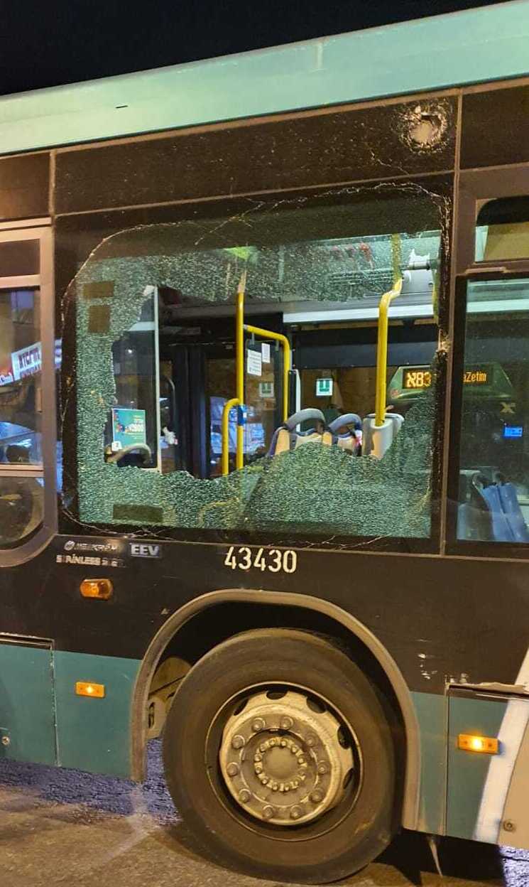 באגד מדווחים הבוקר כי אתמול ארעו 11 מקרים של השלכת אבנים לעבר האוטובוסים בתחבורה הציבורית בירושלים