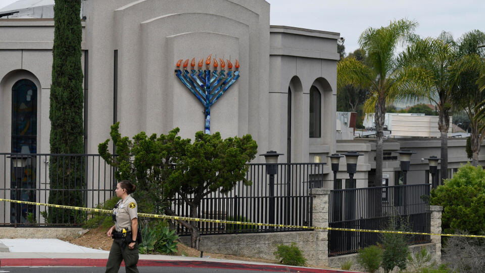 a San Diego county sheriff’s deputy stands in front of the Chabad of Poway synagogue, in Poway, Calif. 