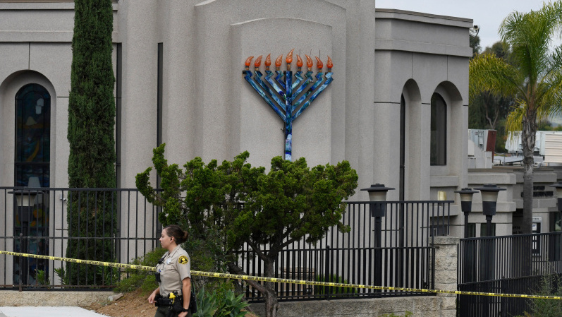 a San Diego county sheriff’s deputy stands in front of the Chabad of Poway synagogue, in Poway, Calif. 