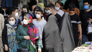נשים ב שוק ב טהרן איראן עם מסכות בצל סגר קורונה בבירה האיראנית