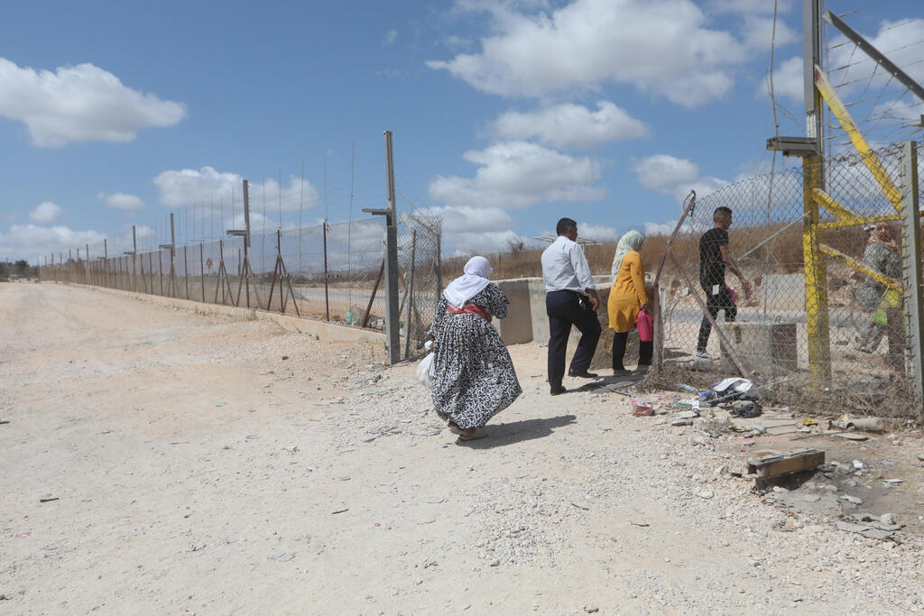 פלסטינים עוברים לשטח ישראל סמוך לטול כרם לחג הקורבן