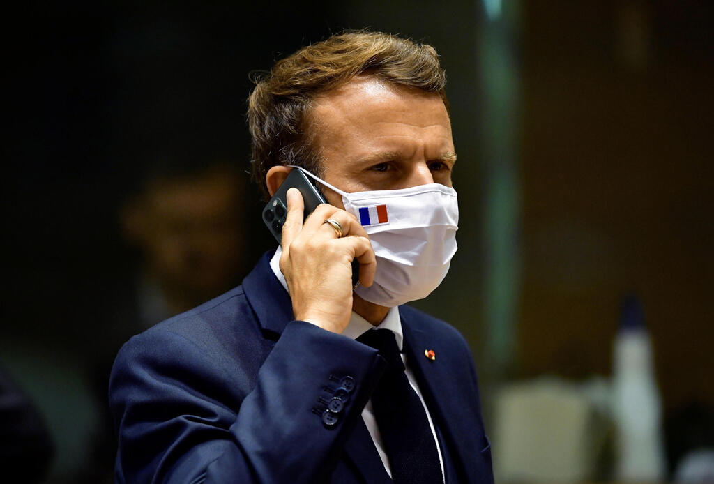 נשיא צרפת עמנואל מקרון מדבר בטלפון נייד ארכיון  2020