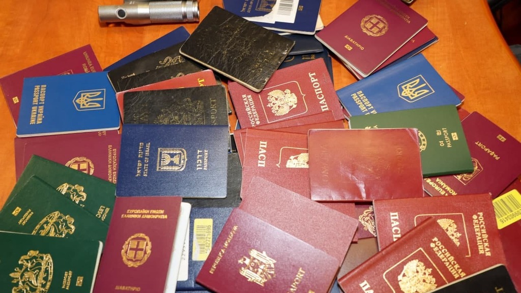 Конфискованные поддельные паспорта 