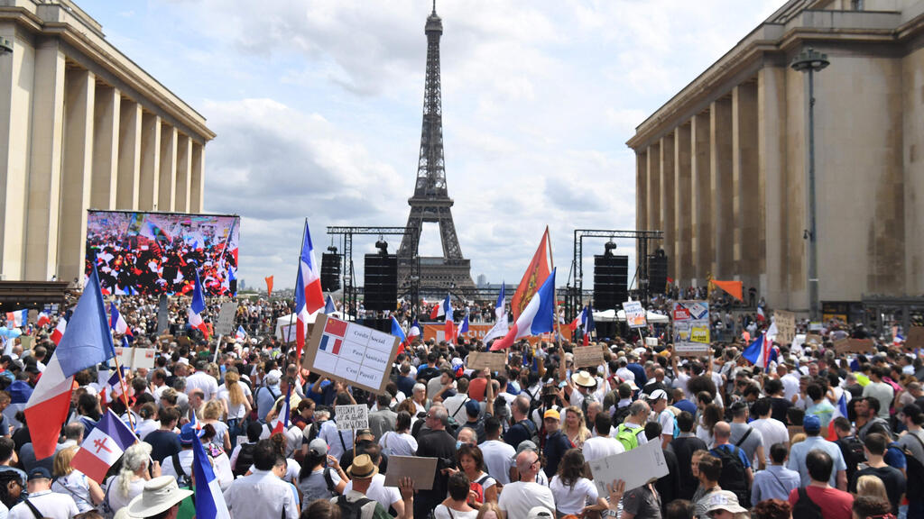 פריז צרפת הפגנה נגד הצגת תעודת מתחסן