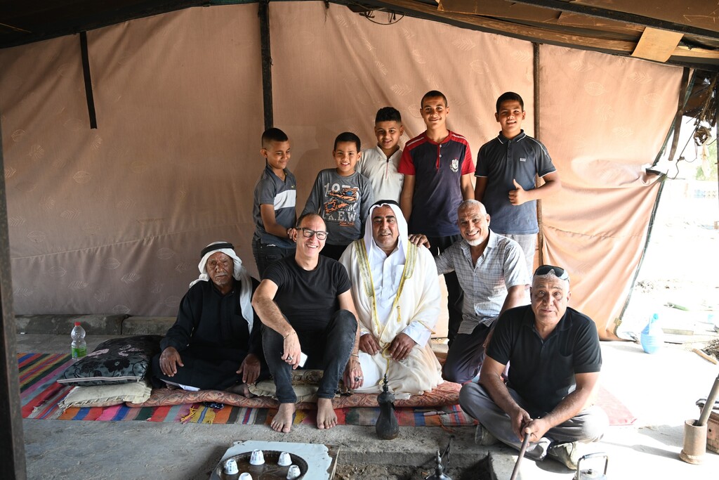 אריאל עם השייח מאהדי אבו סאיבן וחברי משפחה ברהט - צילום סאלים אלטורי
