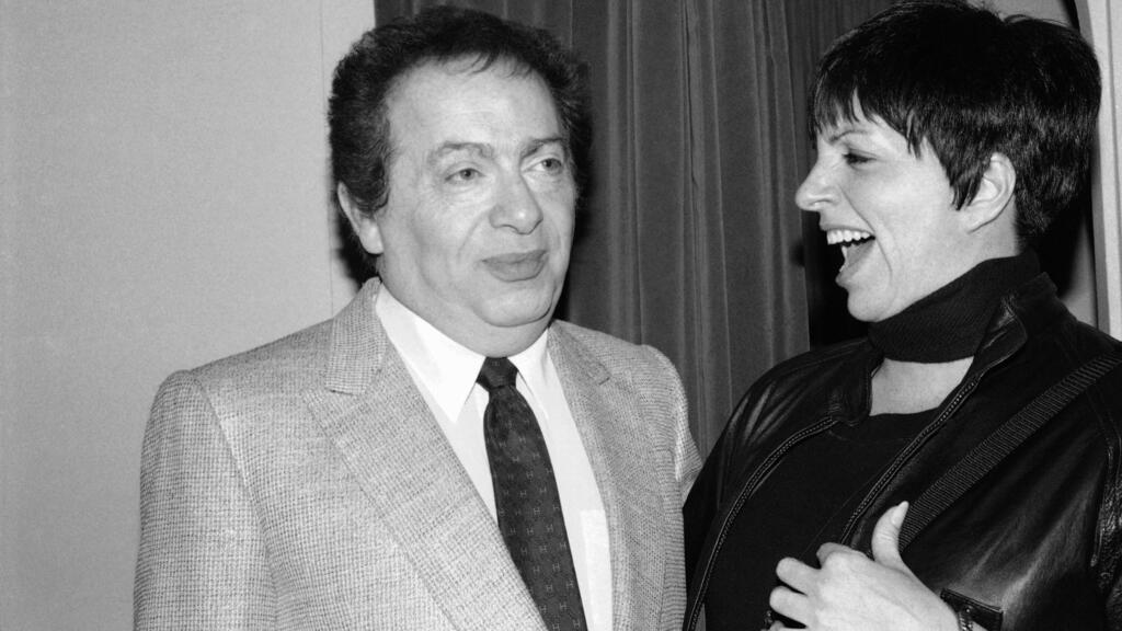 Liza Minnelli chats with comic Jackie Mason d