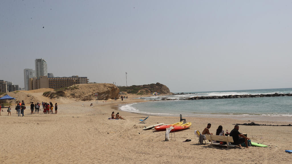 פעולות החייאה בילד בן שנתיים אשר טבע בחוף הדייגים בחדרה